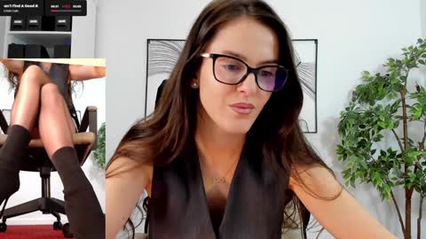Snapshot of legswattitude chatting on 01-28-25, 10:45 Elle  online show from 01-28-25, 10:45