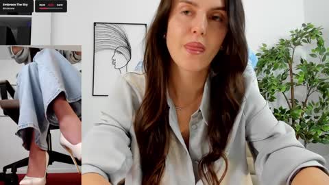 Snapshot of legswattitude chatting on 01-30-25, 01:53 Elle  online show from 01-30-25, 01:53