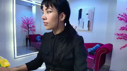 Leia.  online show from 10-09-25, 05:33