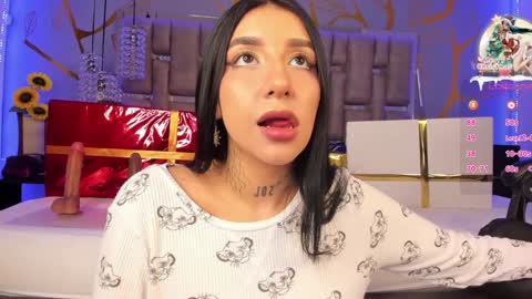 Snapshot of leiawong chatting on 12-23-24, 08:22 Leia online show from 12-23-24, 08:22