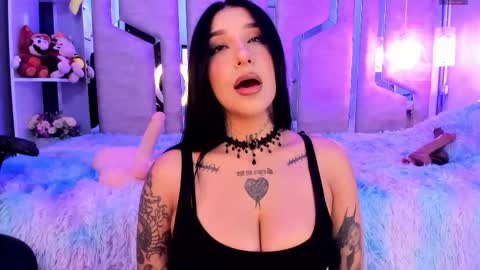 Snapshot of leiawong chatting on 11-21-25, 02:10 Leia online show from 11-21-25, 02:10