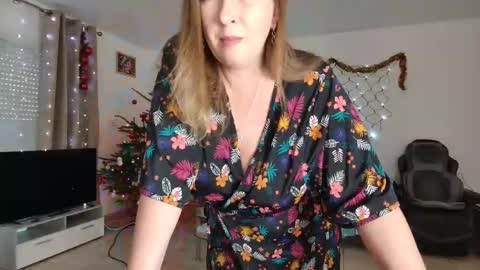 Snapshot of lelena1319 chatting on 12-17-24, 11:06 YOUR ELENA online show from 12-17-24, 11:06