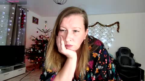 Snapshot of lelena1319 chatting on 12-19-24, 11:29 YOUR ELENA online show from 12-19-24, 11:29