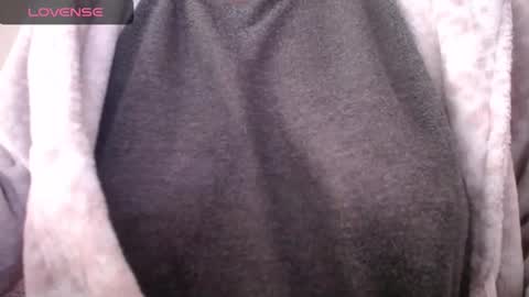 Snapshot of lenagolden chatting on 10-15-25, 09:42 lenagolden online show from 10-15-25, 09:42