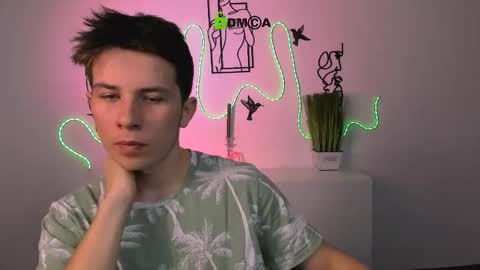 Snapshot of leo_valor chatting on 12-17-25, 07:20 leo_valor online show from 12-17-25, 07:20