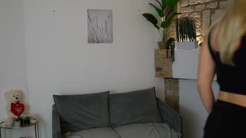 leokitty  online show from 02-10-26, 01:59