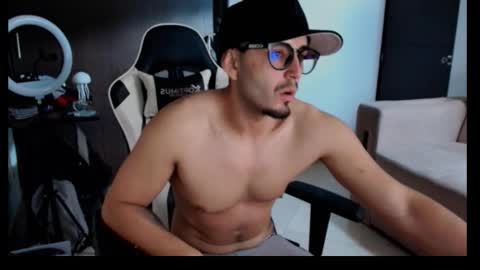 Snapshot of leonandresough chatting on 10-15-25, 07:14 leonandresough online show from 10-15-25, 07:14