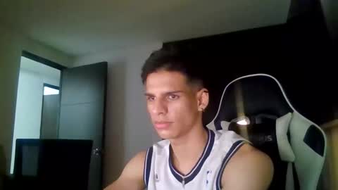 Snapshot of leonandresough chatting on 10-25-25, 11:10 leonandresough online show from 10-25-25, 11:10