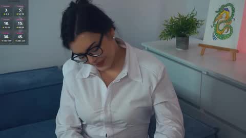 Snapshot of leonardarizk chatting on 10-29-25, 08:27 Mia online show from 10-29-25, 08:27