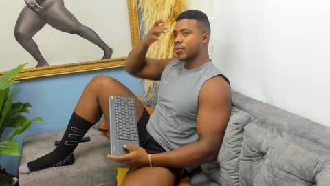 Snapshot of leonardo_jones1 chatting on 11-17-25, 11:49 Leandro jones online show from 11-17-25, 11:49