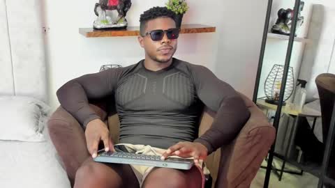 Snapshot of leonardo_jones1 chatting on 02-19-26, 09:00 Leandro jones online show from 02-19-26, 09:00
