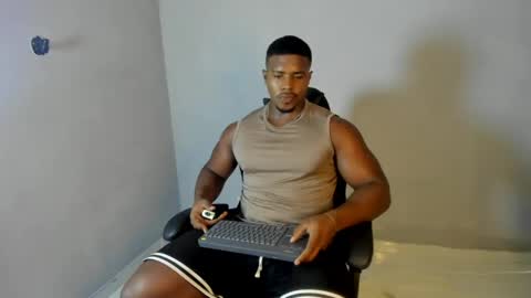 Snapshot of leonardo_jones1 chatting on 05-31-26, 02:20 Leandro jones online show from 05-31-26, 02:20