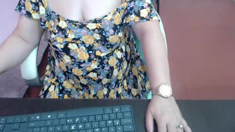 leonela   online show from 10-15-25, 04:51