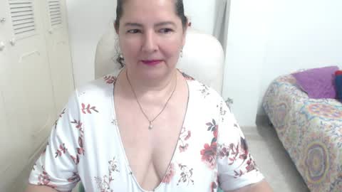 leonela   online show from 05-08-26, 01:00