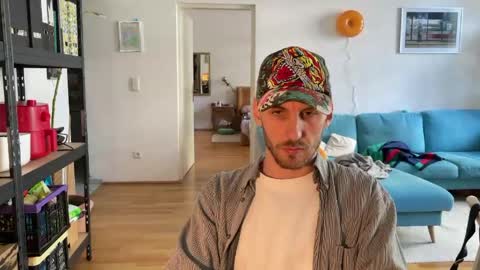 Leon online show from 04-28-26, 01:27