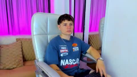 Snapshot of leoo_miller chatting on 11-04-25, 04:33 Leo online show from 11-04-25, 04:33