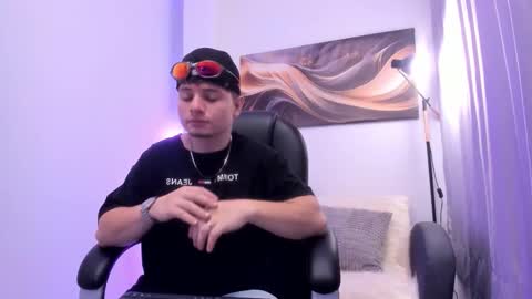 Snapshot of leoo_miller chatting on 11-19-25, 04:23 Leo online show from 11-19-25, 04:23