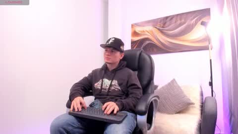 Snapshot of leoo_miller chatting on 11-25-25, 04:01 Leo online show from 11-25-25, 04:01