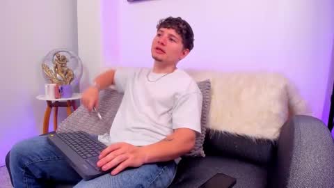 Snapshot of leoo_miller chatting on 11-30-25, 04:27 Leo online show from 11-30-25, 04:27