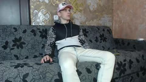 Snapshot of leoroman chatting on 10-26-25, 08:31 leoroman online show from 10-26-25, 08:31