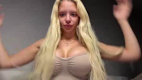 Snapshot of lesi_moonie chatting on 06-07-26, 10:35 Lesi Join my fanclub before use my fanmenu online show from 06-07-26, 10:35