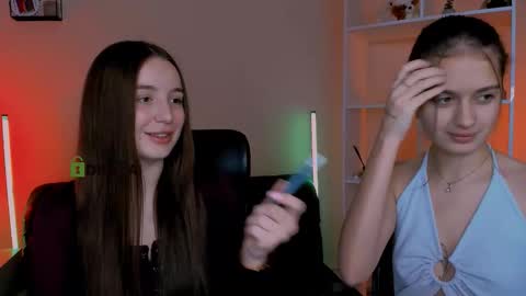 Snapshot of leslie_bird chatting on 11-27-25, 10:06 leslie_bird online show from 11-27-25, 10:06