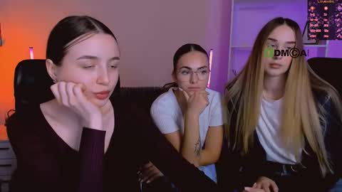 Snapshot of leslie_bird chatting on 11-29-25, 10:07 leslie_bird online show from 11-29-25, 10:07