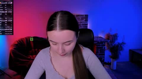 Snapshot of leslie_bird chatting on 12-17-25, 11:49 leslie_bird online show from 12-17-25, 11:49