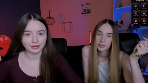 Snapshot of leslie_bird chatting on 12-20-25, 10:44 leslie_bird online show from 12-20-25, 10:44