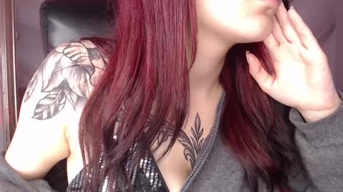 Snapshot of lessboobs_gh chatting on 12-21-24, 04:03 Less online show from 12-21-24, 04:03