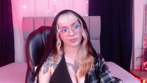 Snapshot of lessboobs_gh chatting on 02-05-25, 02:59 Less online show from 02-05-25, 02:59