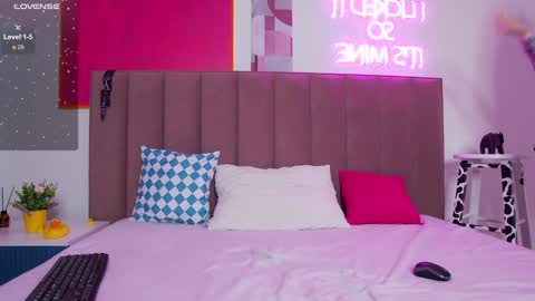 Snapshot of lessysweety chatting on 01-28-25, 03:15 Lessy online show from 01-28-25, 03:15