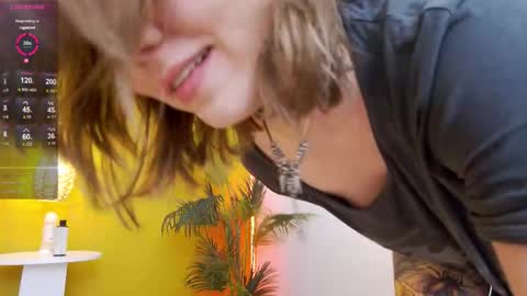 Snapshot of lessysweety chatting on 10-10-25, 02:54 Lessy online show from 10-10-25, 02:54