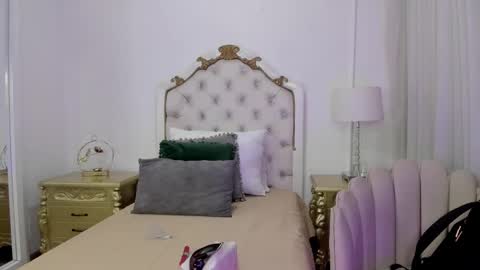 Snapshot of lexa_25_ chatting on 10-25-25, 11:40 online show from 10-25-25, 11:40