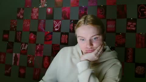 Snapshot of leyla_le chatting on 09-27-25, 06:18 Leyla online show from 09-27-25, 06:18