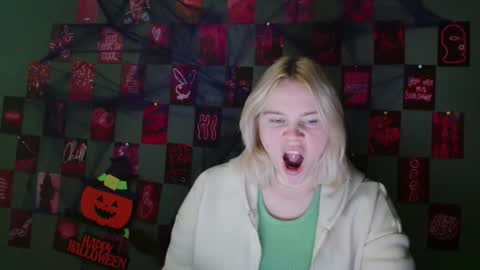 Snapshot of leyla_le chatting on 10-07-25, 06:43 Leyla online show from 10-07-25, 06:43