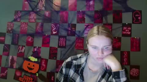 Snapshot of leyla_le chatting on 10-10-25, 09:19 Leyla online show from 10-10-25, 09:19