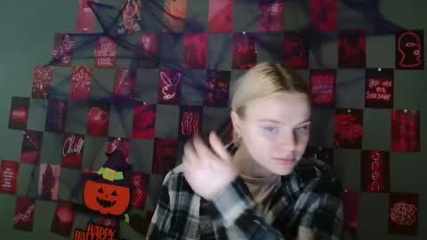 Snapshot of leyla_le chatting on 10-14-25, 06:03 Leyla online show from 10-14-25, 06:03