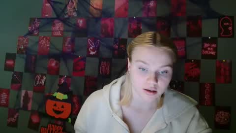 Snapshot of leyla_le chatting on 10-15-25, 06:57 Leyla online show from 10-15-25, 06:57