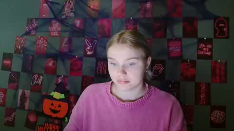 Snapshot of leyla_le chatting on 10-20-25, 06:03 Leyla online show from 10-20-25, 06:03