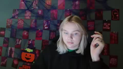 Snapshot of leyla_le chatting on 10-28-25, 07:34 Leyla online show from 10-28-25, 07:34