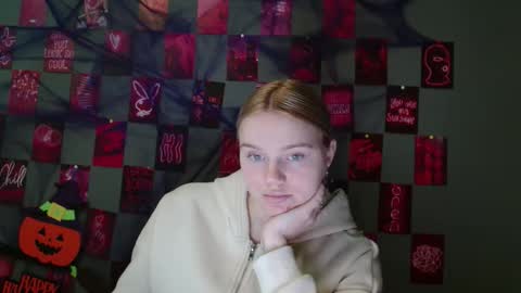 Snapshot of leyla_le chatting on 10-30-25, 07:43 Leyla online show from 10-30-25, 07:43