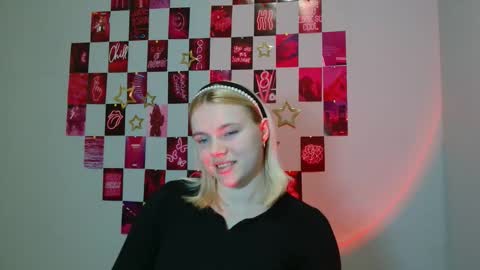 Snapshot of leyla_le chatting on 11-18-25, 09:36 Leyla online show from 11-18-25, 09:36