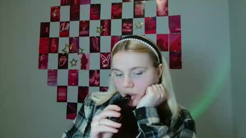 Snapshot of leyla_le chatting on 11-19-25, 08:25 Leyla online show from 11-19-25, 08:25