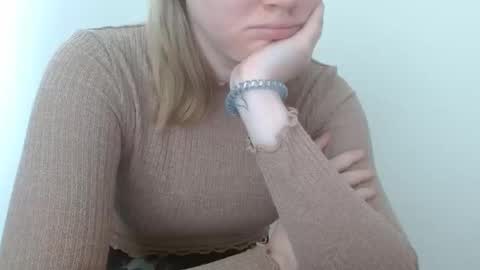 Snapshot of leyla_le chatting on 05-12-26, 06:10 Leyla online show from 05-12-26, 06:10