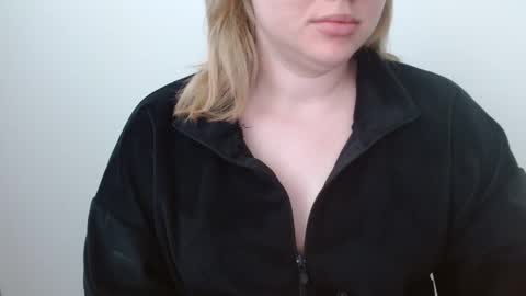 Snapshot of leyla_le chatting on 05-19-26, 05:25 Leyla online show from 05-19-26, 05:25