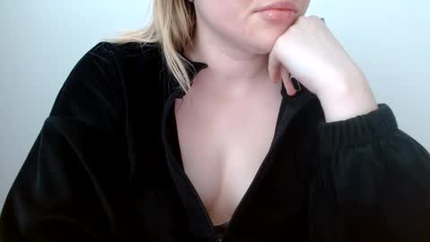 Snapshot of leyla_le chatting on 06-03-26, 06:05 Leyla online show from 06-03-26, 06:05