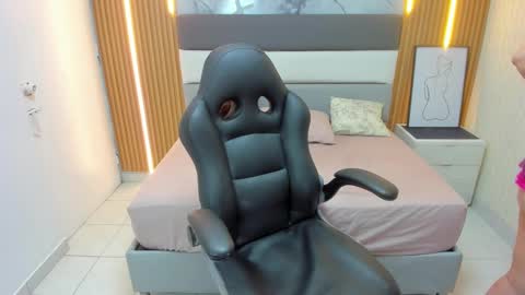 Snapshot of leynabraun chatting on 09-23-25, 01:03   online show from 09-23-25, 01:03