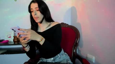 Snapshot of leynamadrigal chatting on 02-25-25, 12:03 Leyna online show from 02-25-25, 12:03