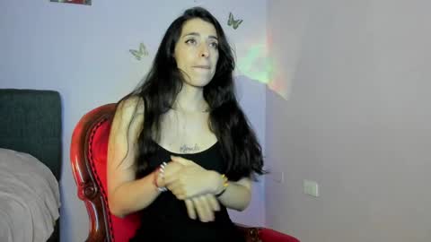 Snapshot of leynamadrigal chatting on 03-09-25, 05:00 Leyna online show from 03-09-25, 05:00